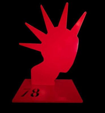 Escultura the punk roja